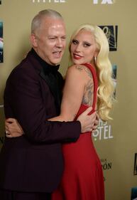 Lady Gaga, spacco mozzafiato e baci al fidanzato sul red carpet 16