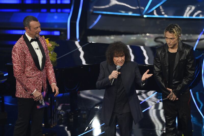 Sanremo 2024: ecco il look della quarta serata del Festival di Irama 9