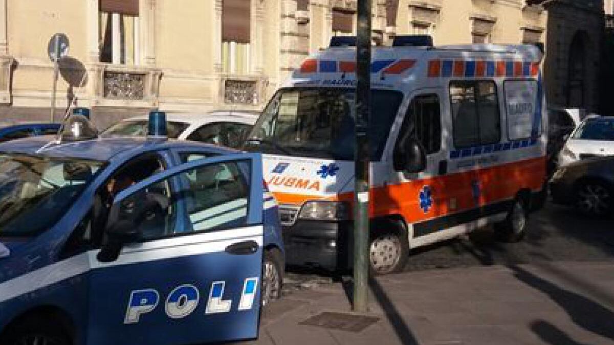 Lancia la moglie dalla finestra: vittima salvata dal tendone