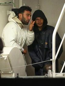 Gli scafisti provano a confondersi tra i superstiti 8