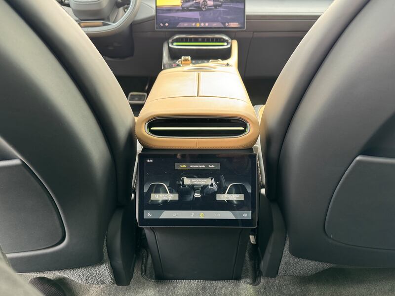 Lotus Eletre: guarda la gallery del nuovo suv elettrico anglo-cinese da 612 CV 19