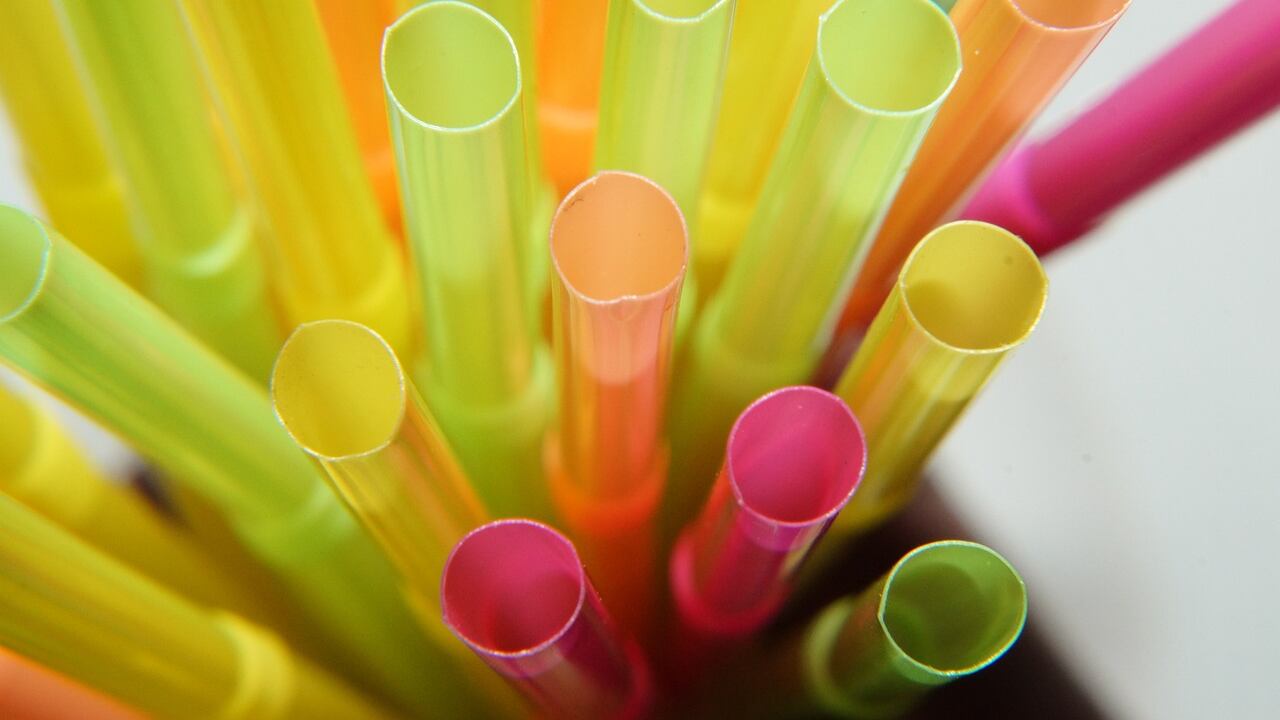 “Torniamo alla plastica!”. Così Trump stronca le cannucce green