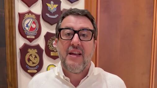 Salvini lancia la raccolta firme a sostegno della Polizia