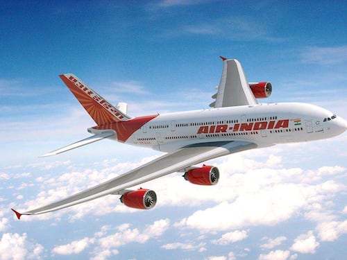 Violenta turbolenza fa precipitare un volo della Air India per 100 metri, panico a bordo: 17 feriti, cosa è successo