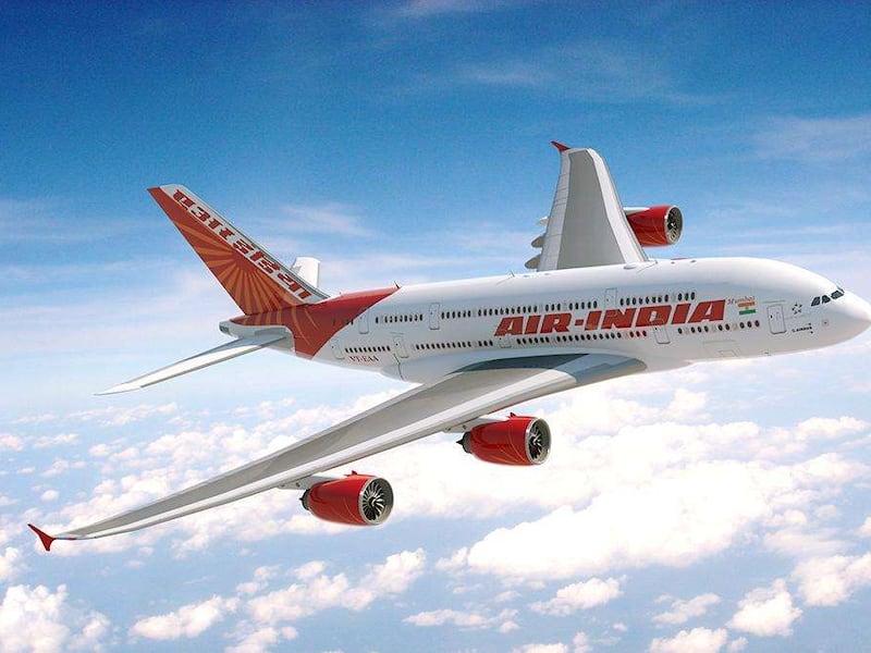 Violenta turbolenza fa precipitare un volo della Air India per 100 metri, panico a bordo: 17 feriti, cosa è successo