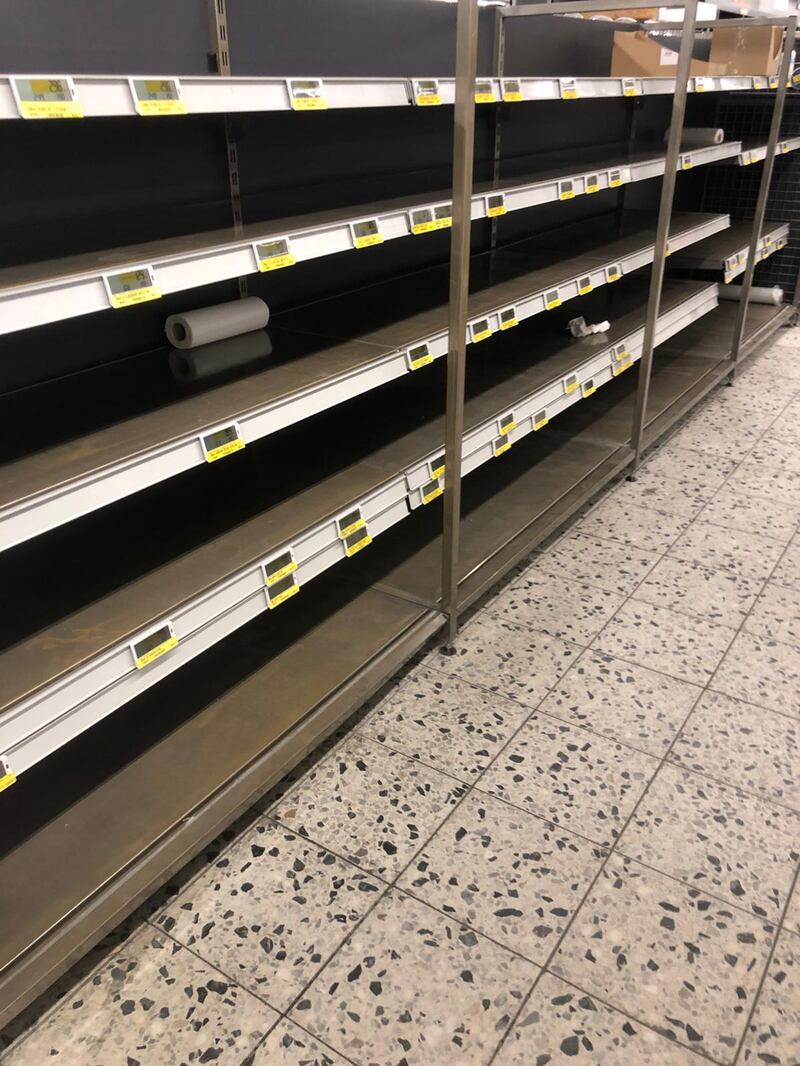 Coronavirus, le immagini dei supermercati presi d'assalto a Berlino 10