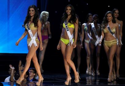 Miss Universo, lo spettacolo dei costumi più belli 17