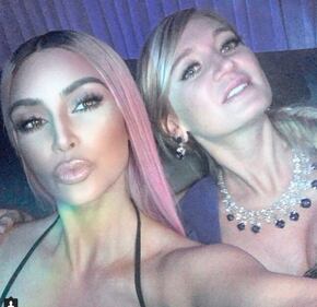 Kim Kardashian, topless e capelli rosa sui social 4