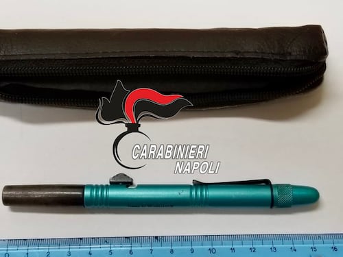 In casa gli trovano una penna-pistola, arrestato