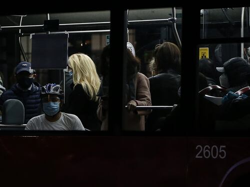 Bus e mezzi pubblici strapieni. Pure M5s si sveglia: ora basta