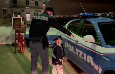 Sconfigge il cancro a 3 anni e lascia l’ospedale da eroe: vestito da poliziotto 6
