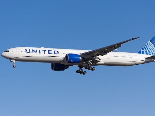 Guasto al motore dopo il decollo, atterraggio d'emergenza per Boeing della United Airlines