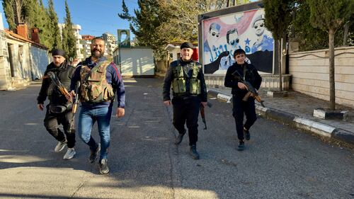 Drusi nella sede dell'intelligence del deposto regime a Sweida