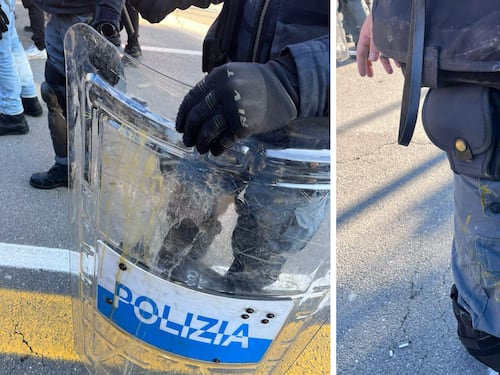 Pietre e cassonetti contro i poliziotti: le violenze degli antagonisti a Bologna