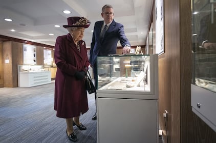 La Regina in visita ai servizi segreti: foto 6