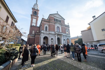 Oggi il funerale di Giovanna Pedretti: lo striscione contro la stampa, le farfalle incise sulla bara 9