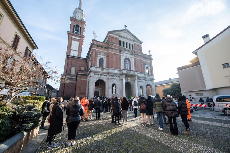Oggi il funerale di Giovanna Pedretti: lo striscione contro la stampa, le farfalle incise sulla bara 9