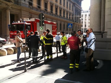 L'arrivo dei vigili del fuoco fuori da via Negri 5