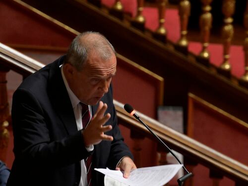 "Pagliacci", "Siete la casta". È scontro totale tra M5S e Fdi