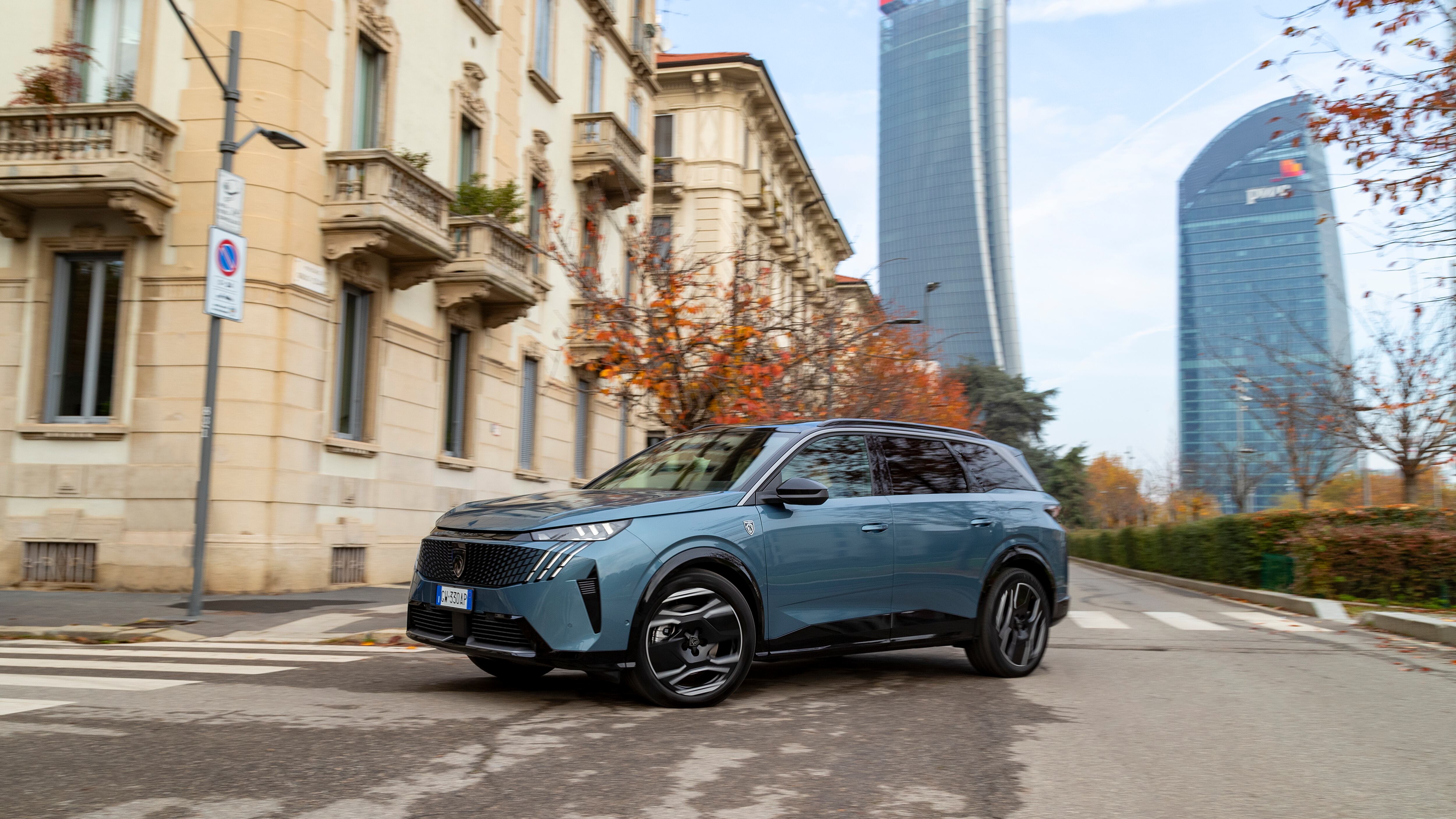 Al volante della nuova Peugeot E-5008, big suv elettrico trasformista