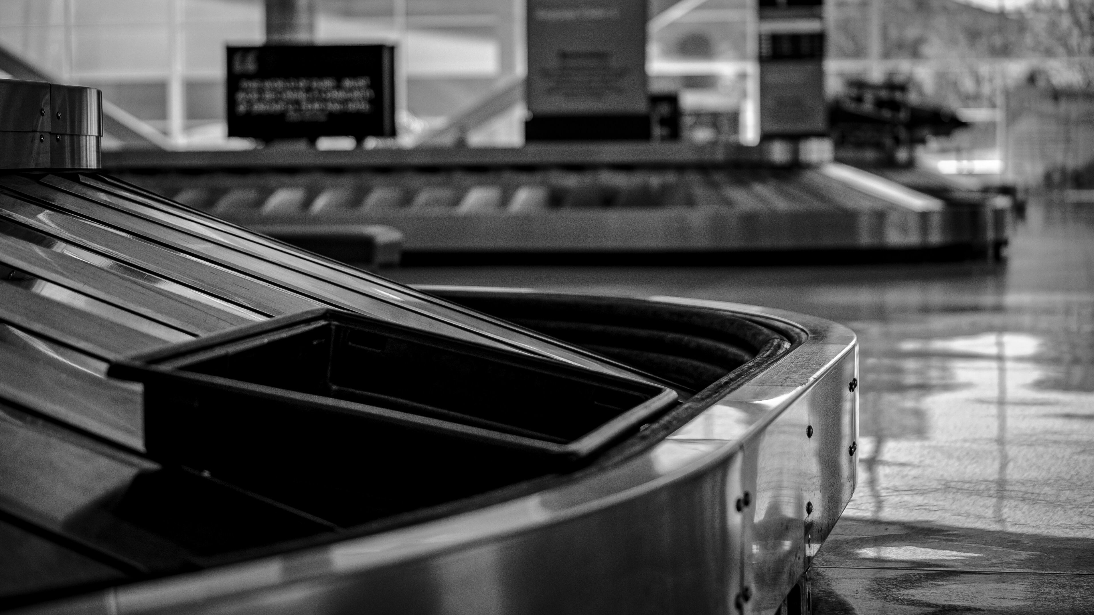 Caos ai controlli in aeroporto: cos’è il Belt Bumping e come evitarlo