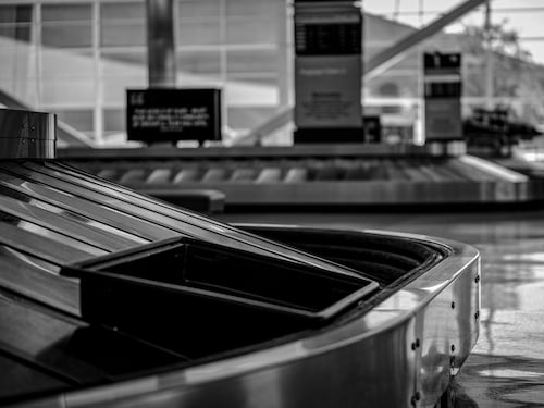Caos ai controlli in aeroporto: cos’è il Belt Bumping e come evitarlo