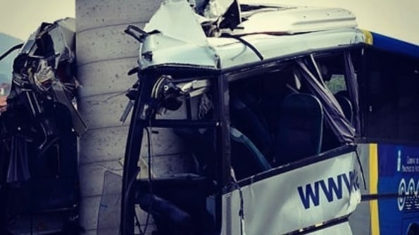 Spagna, pullman contro il pilastro di un viadotto: almeno 5 i morti
