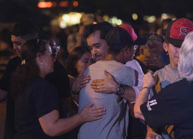 Strage in Texas, fiori e preghiere per le vittime della sparatoria di El Paso 3