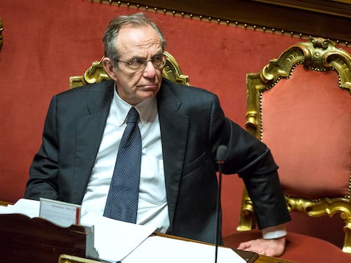 Il dramma di Padoan: o trova subito 1,4 miliardi o arriva una raffica di tasse