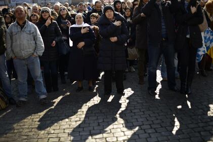 I fedeli abbracciano il Papa 1