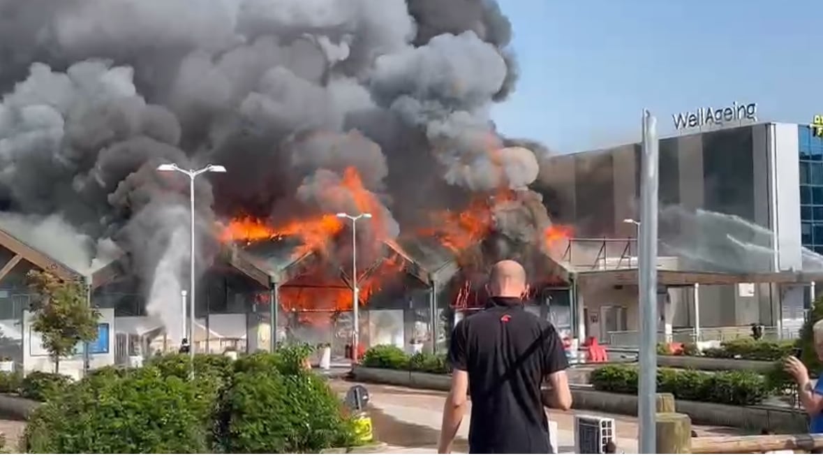 "Fiamme di 3 metri". Paura per l'incendio in un centro commerciale a Desenzano del Garda