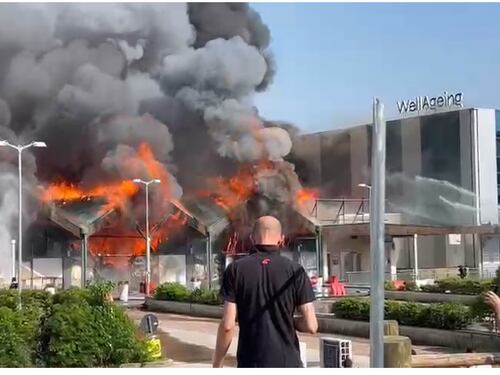 "Fiamme di 3 metri". Paura per l'incendio in un centro commerciale a Desenzano del Garda