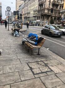 Degrado nello quartiere dello shopping milanese 7