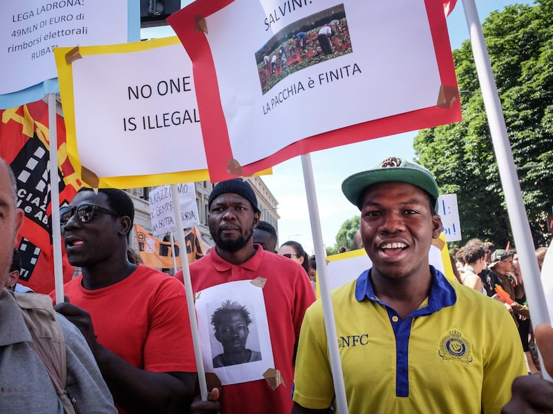 Stranieri e sinistra in corteo contro Salvini 6