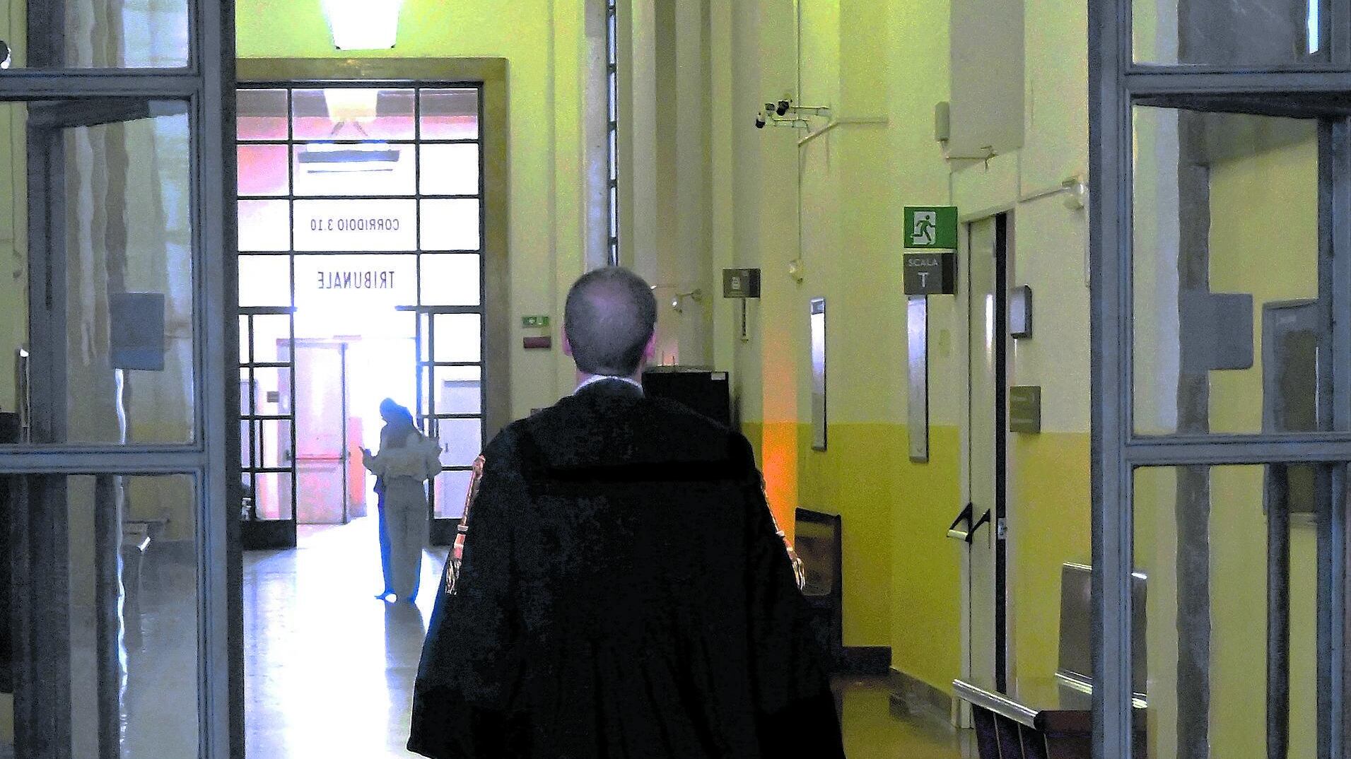 Perquisizioni e sequestri nella stanza di un dipendente dell'ufficio gip del tribunale di Milano
