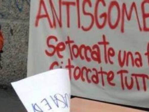 "Volete la casa? lottate con noi". Dai no global botte ai migranti