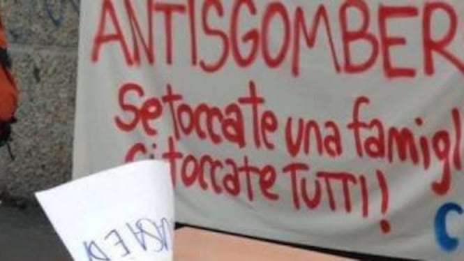"Volete la casa? lottate con noi". Dai no global botte ai migranti