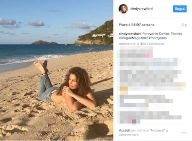 Cindy Crawford hot, in topless e jeans per Vogue 2