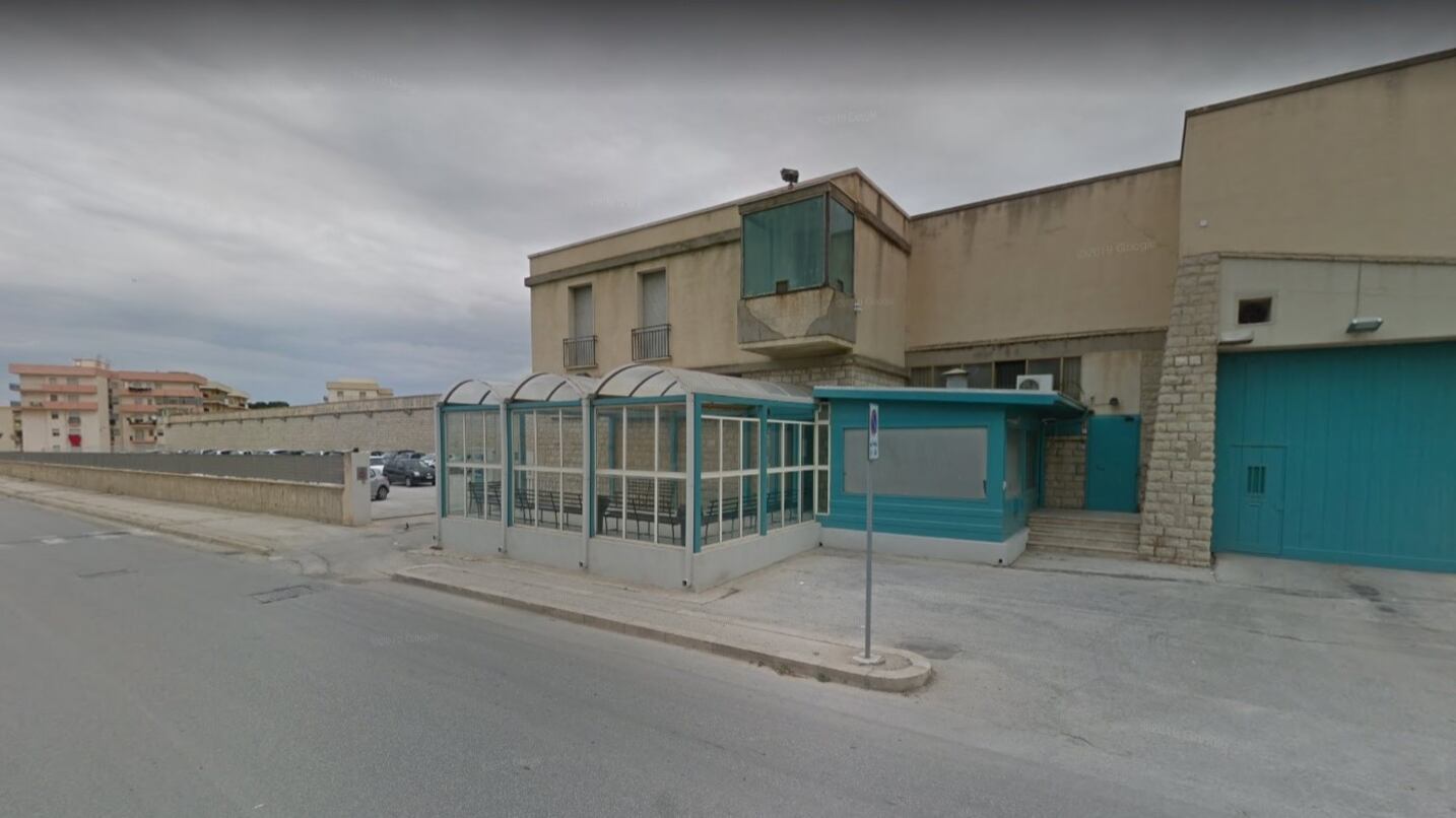 Trapani, detenuto nigeriano pesta 4 agenti e li manda in ospedale