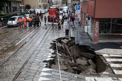 Maltempo a Milano: voragine da 12 metri in centro 4