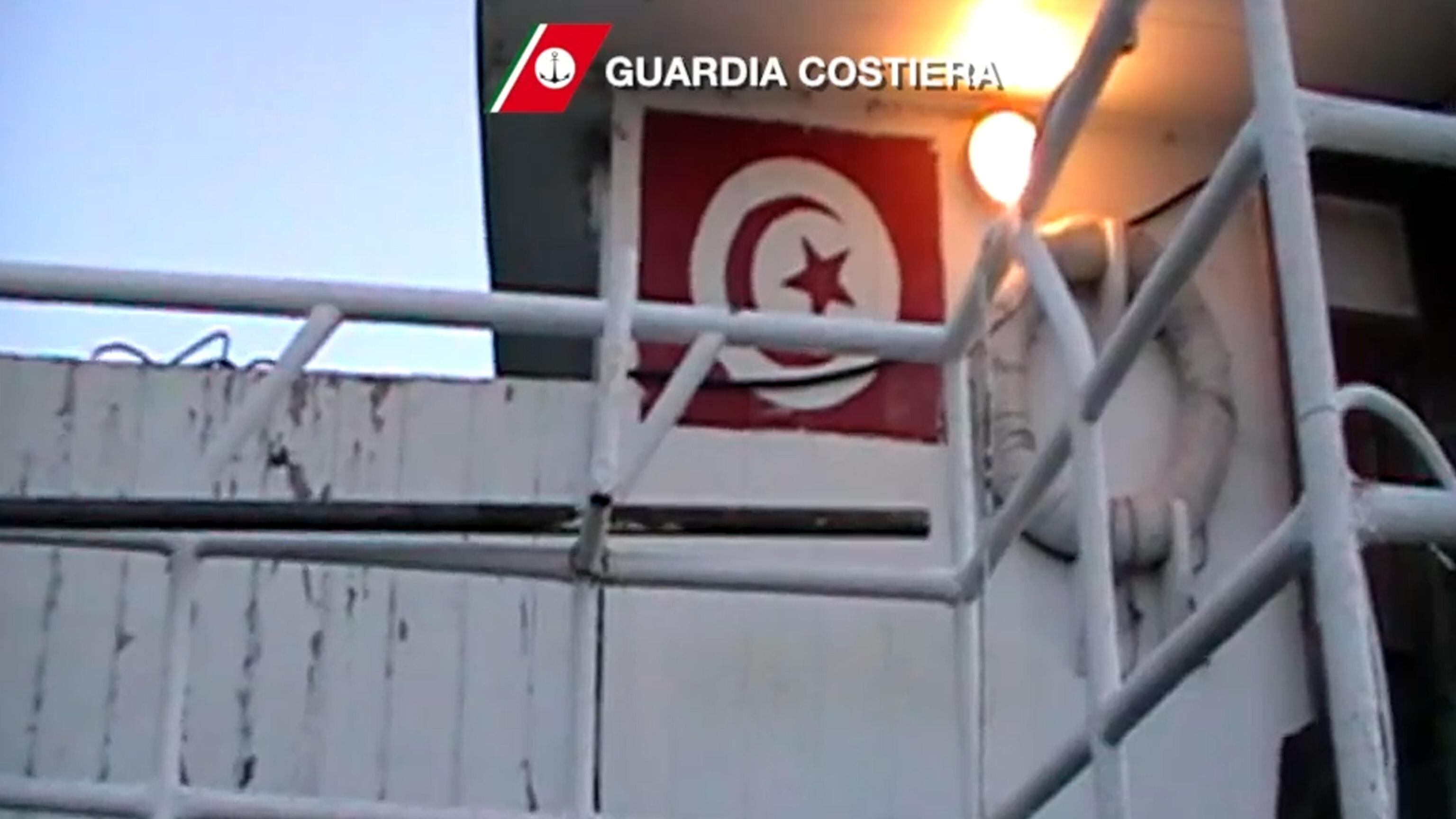 "Bloccati 84mila migranti". L'intesa con la Tunisia funziona: partenze in calo