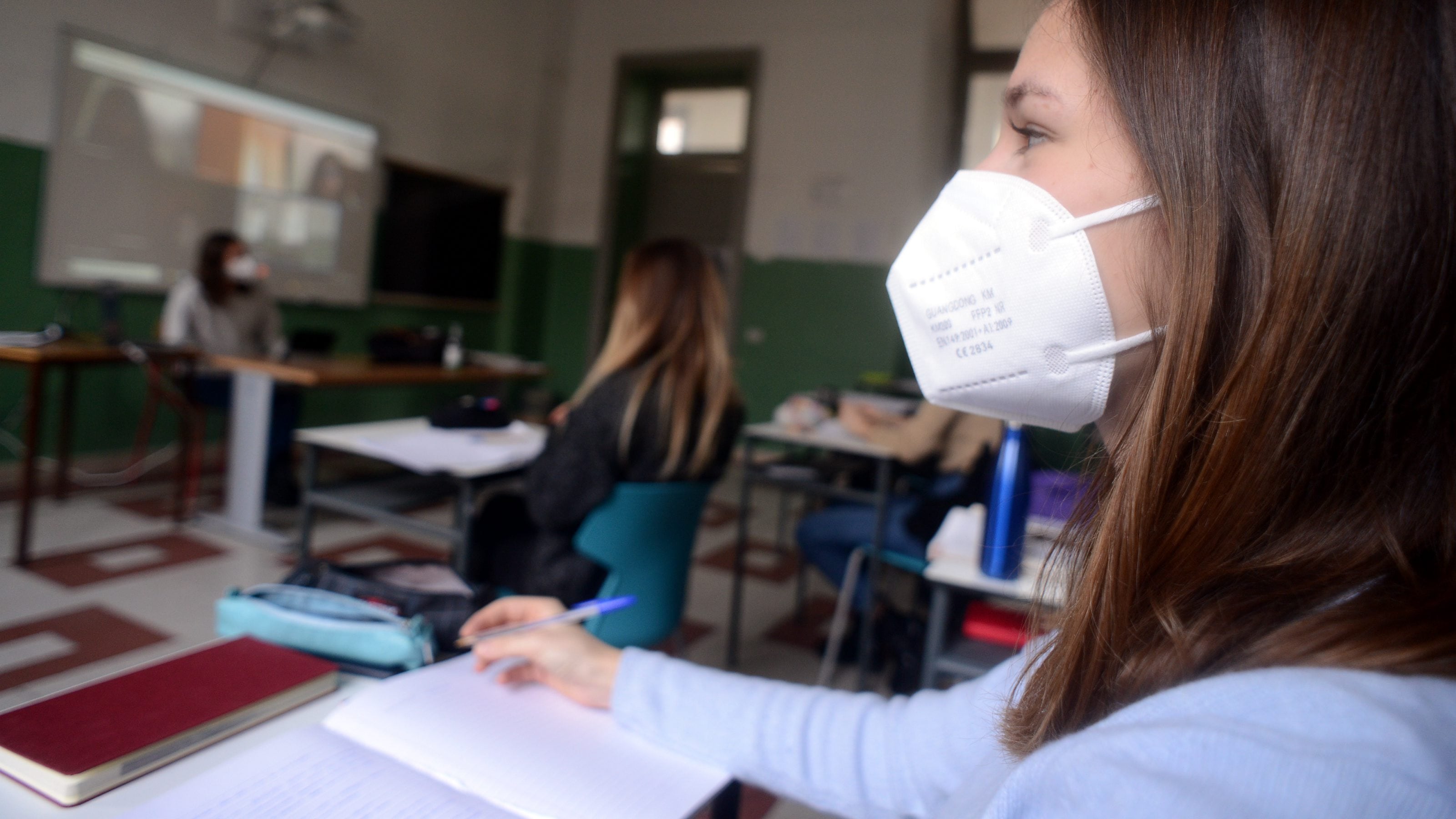 La maestra che fa lezione a due classi diverse con due tablet e un telefono (suoi): "Sfinita"