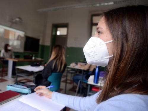 La maestra che fa lezione a due classi diverse con due tablet e un telefono (suoi): "Sfinita"