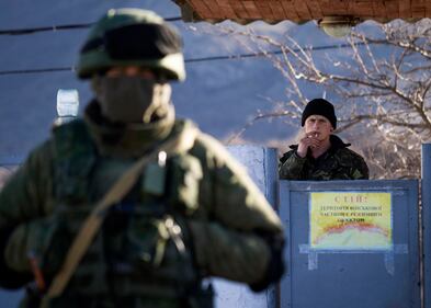 Uomini armati di guardia alla base di Pervalnoye 1