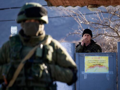 Uomini armati di guardia alla base di Pervalnoye