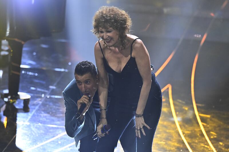Sanremo 2024: ecco il look della quarta serata del Festival di Fiorella Mannoia 3