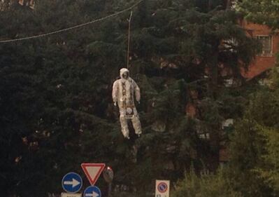 Milano, spunta un manichino con la foto di Maran 7