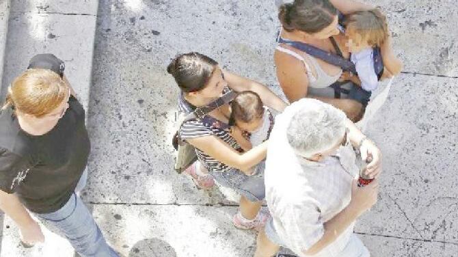 Accerchiano un'anziana e le strappano la collana: banda di rom in arresto