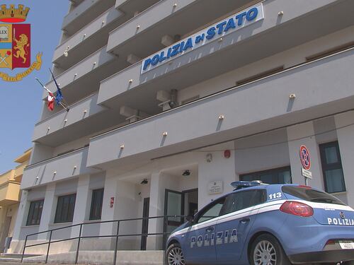 Minaccia la ex e tenta di rubare la pistola ad un agente: arrestato