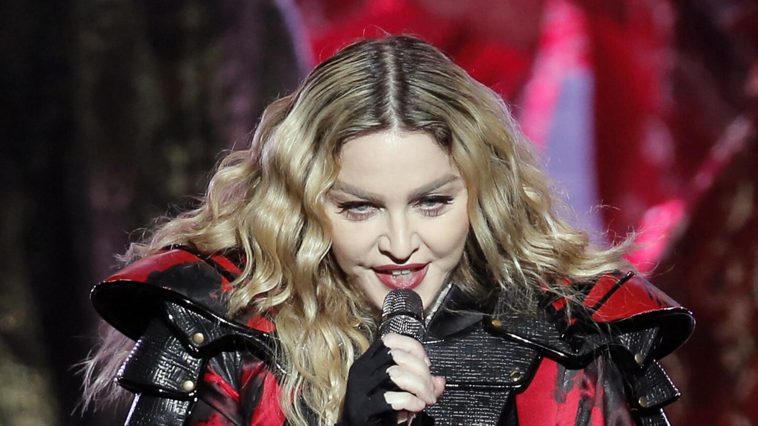 Suore sexy e croci: cattolici contro Madonna